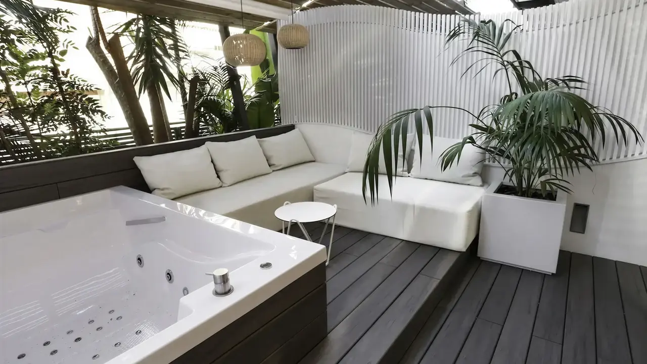 Prywatny taras z jacuzzi w Kaktus Playa