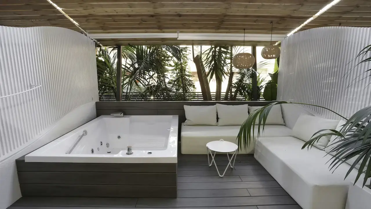 Prywatny taras z jacuzzi w Kaktus Playa