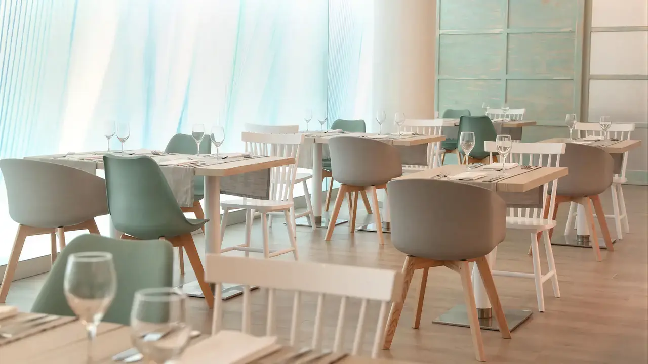 Jasna restauracja z zastawionymi stolikami w Kaktus Playa