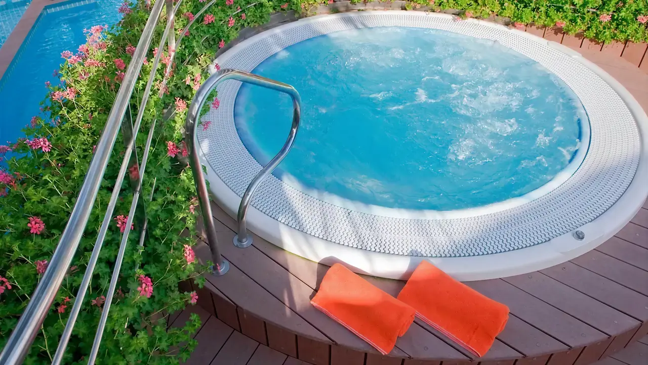 Jacuzzi w hotelu Kaktus Playa z pomarańczowymi ręcznikami