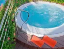 Jacuzzi w hotelu Kaktus Playa z pomarańczowymi ręcznikami