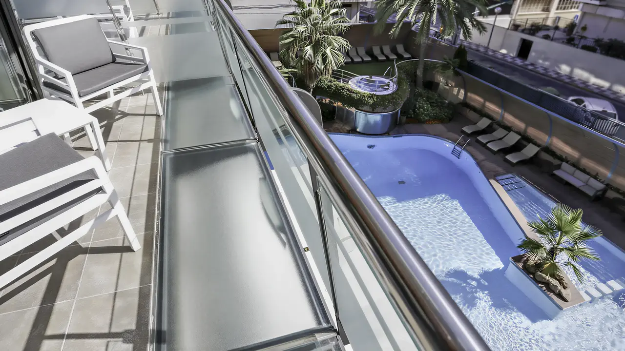 Prywatny balkon z widokiem na basen Kaktus Playa