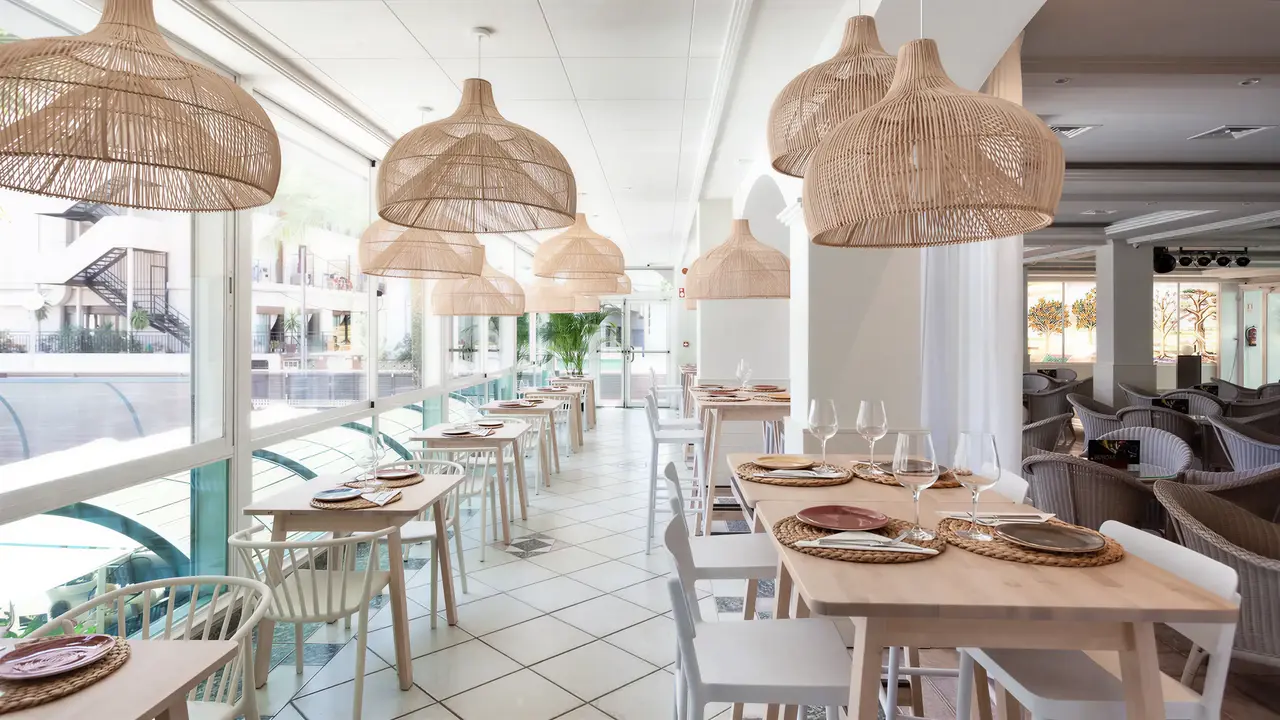 Jasna restauracja w Kaktus Playa z drewnianymi stołami