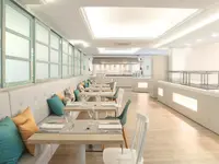 Jasna restauracja w Kaktus Playa z nakrytymi stołami