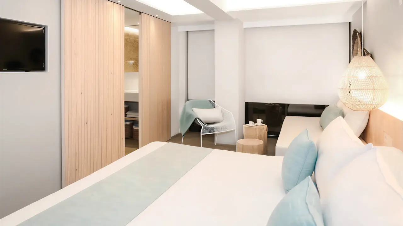 Nowoczesna sypialnia w hotelu Kaktus Playa