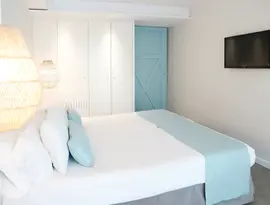 Sypialnia z dużym łóżkiem w Kaktus Playa