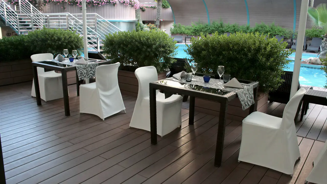Stolik restauracyjny na tarasie w Kaktus Playa