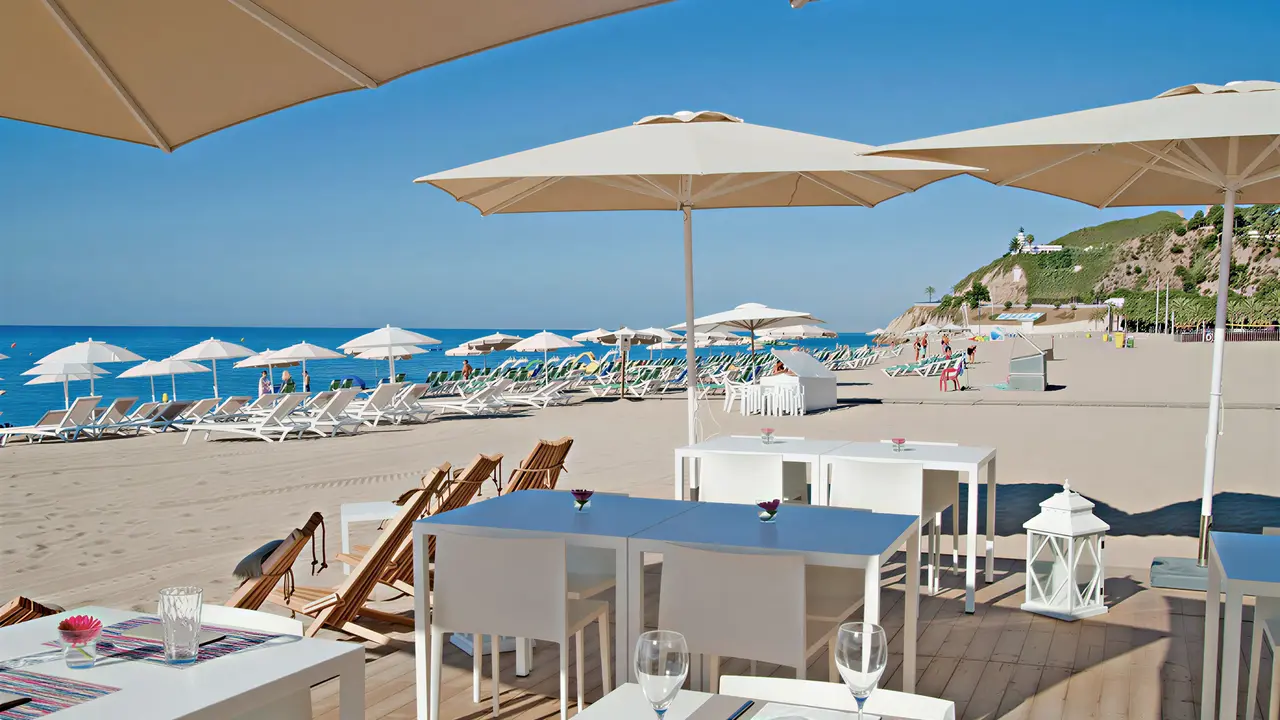 Stolik i leżaki na plaży w Kaktus Playa