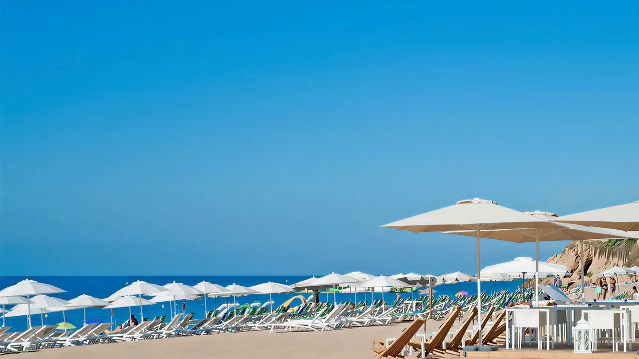 Plaża z leżakami i parasolami w Kaktus Playa
