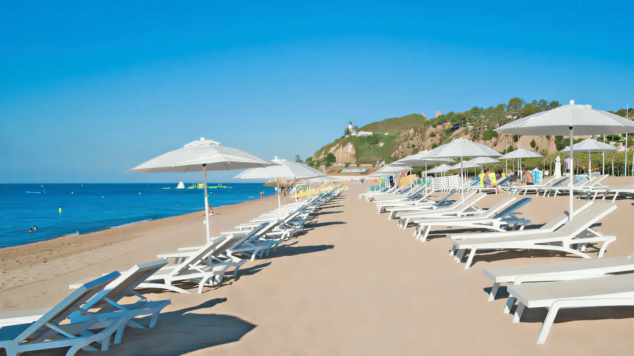 Leżaki i parasole na plaży w Kaktus Playa