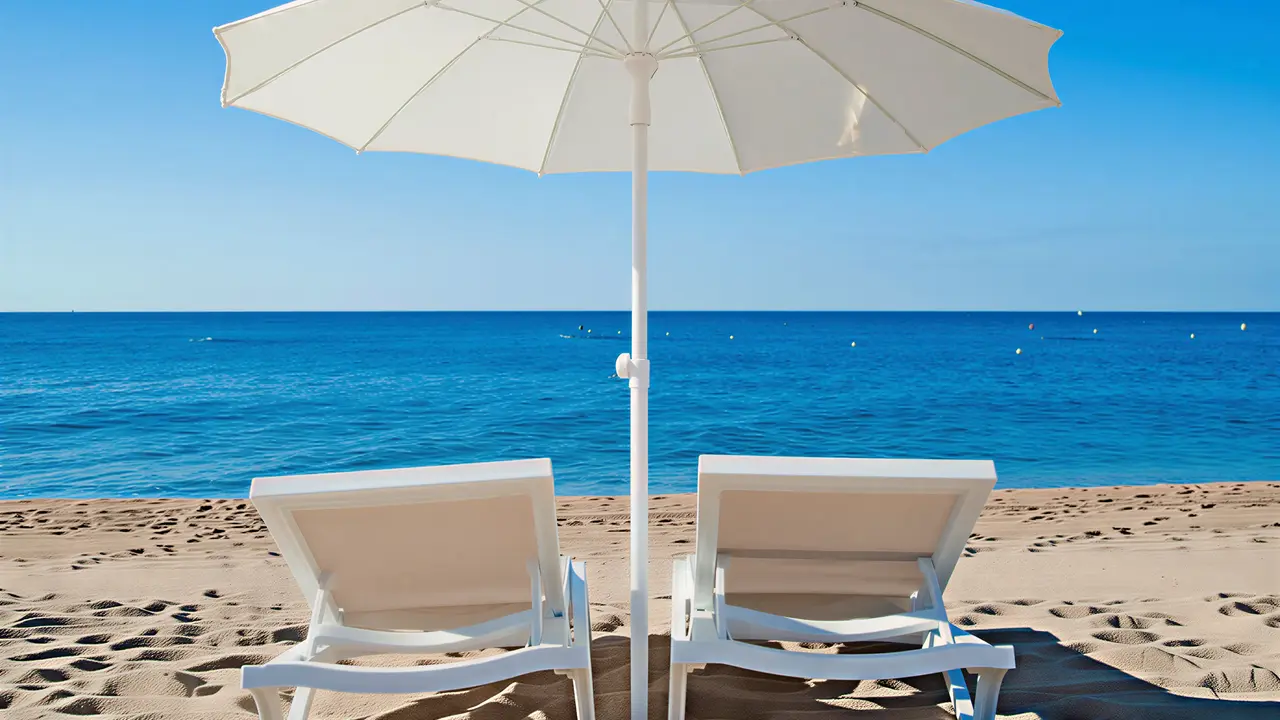 Leżaki pod parasolem na plaży w Kaktus Playa