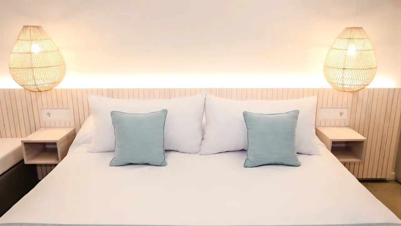 Łóżko w pokoju gościnnym w Kaktus Playa