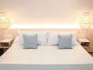 Łóżko w pokoju gościnnym w Kaktus Playa