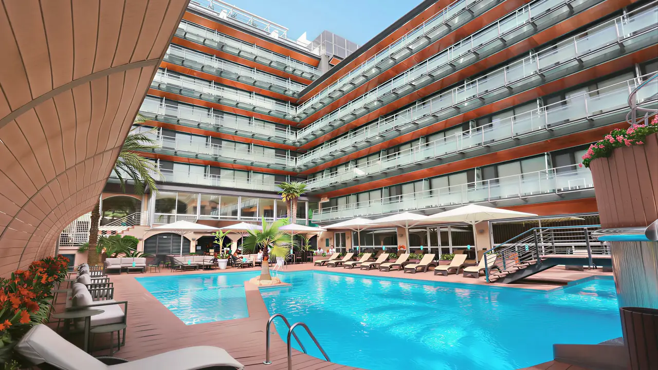 Basen z leżakami w hotelu Kaktus Playa