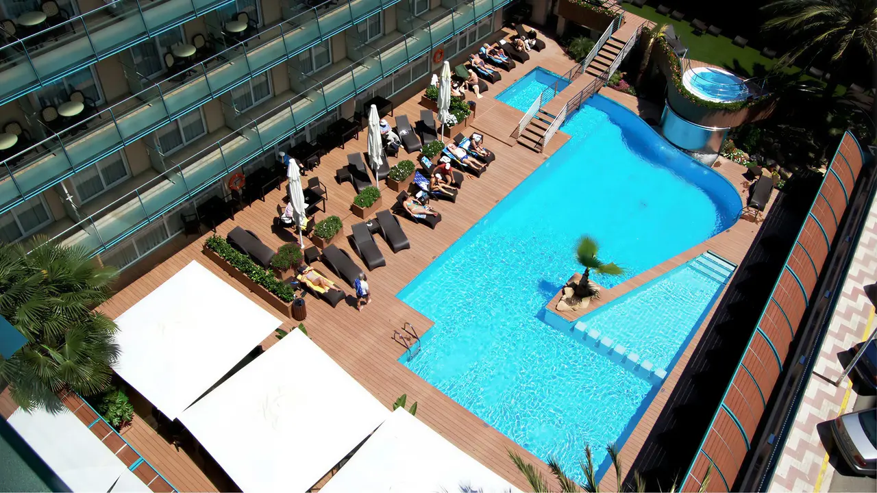 Basen z leżakami w hotelu Kaktus Playa