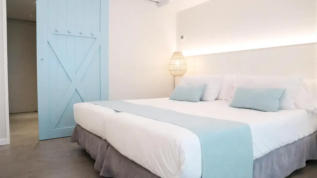 Sypialnia z łóżkiem w hotelu Kaktus Playa