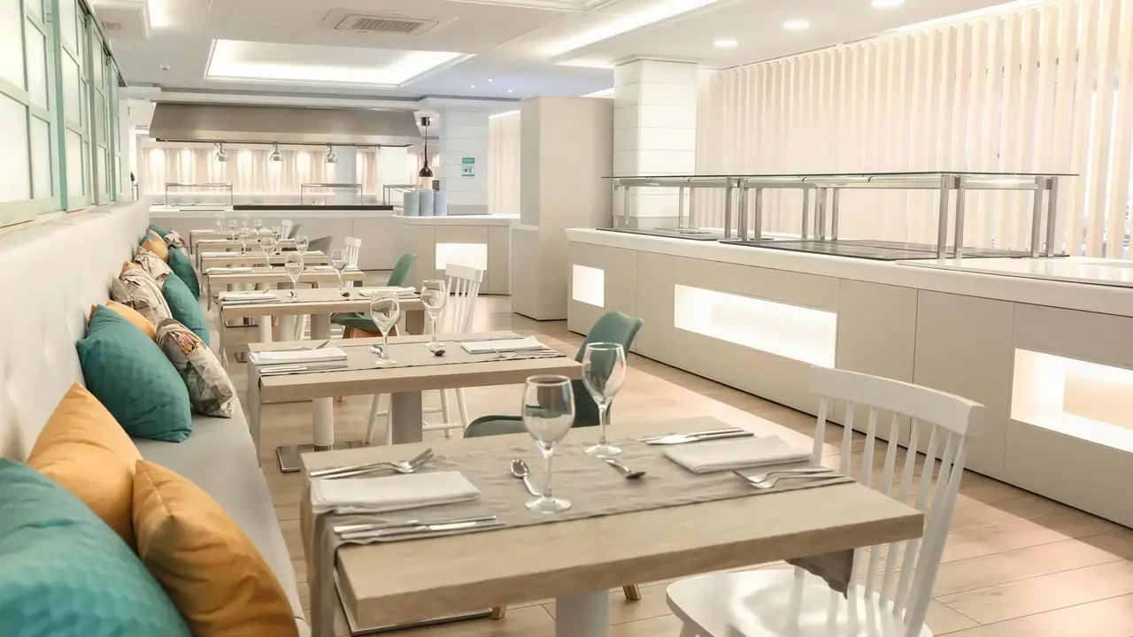 Jasna restauracja w Kaktus Playa z nakrytymi stołami