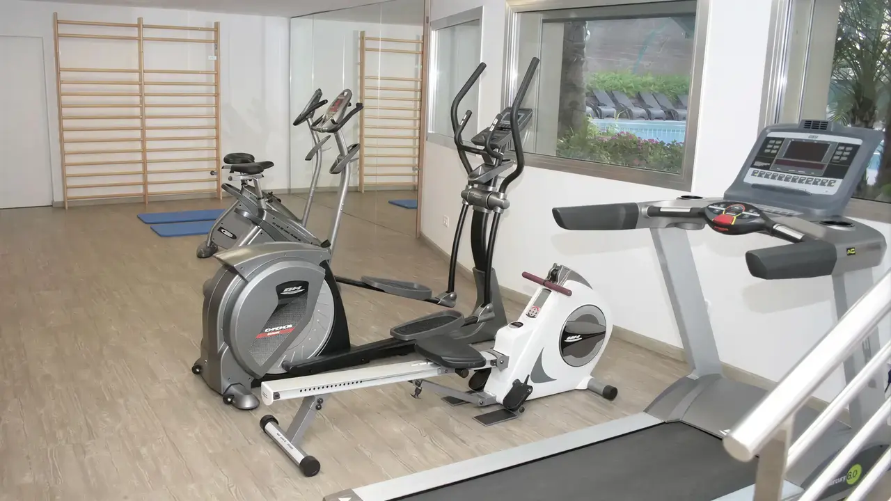 Siłownia z urządzeniami fitness w Kaktus Playa