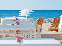 Stolik i krzesła na plaży w Kaktus Playa