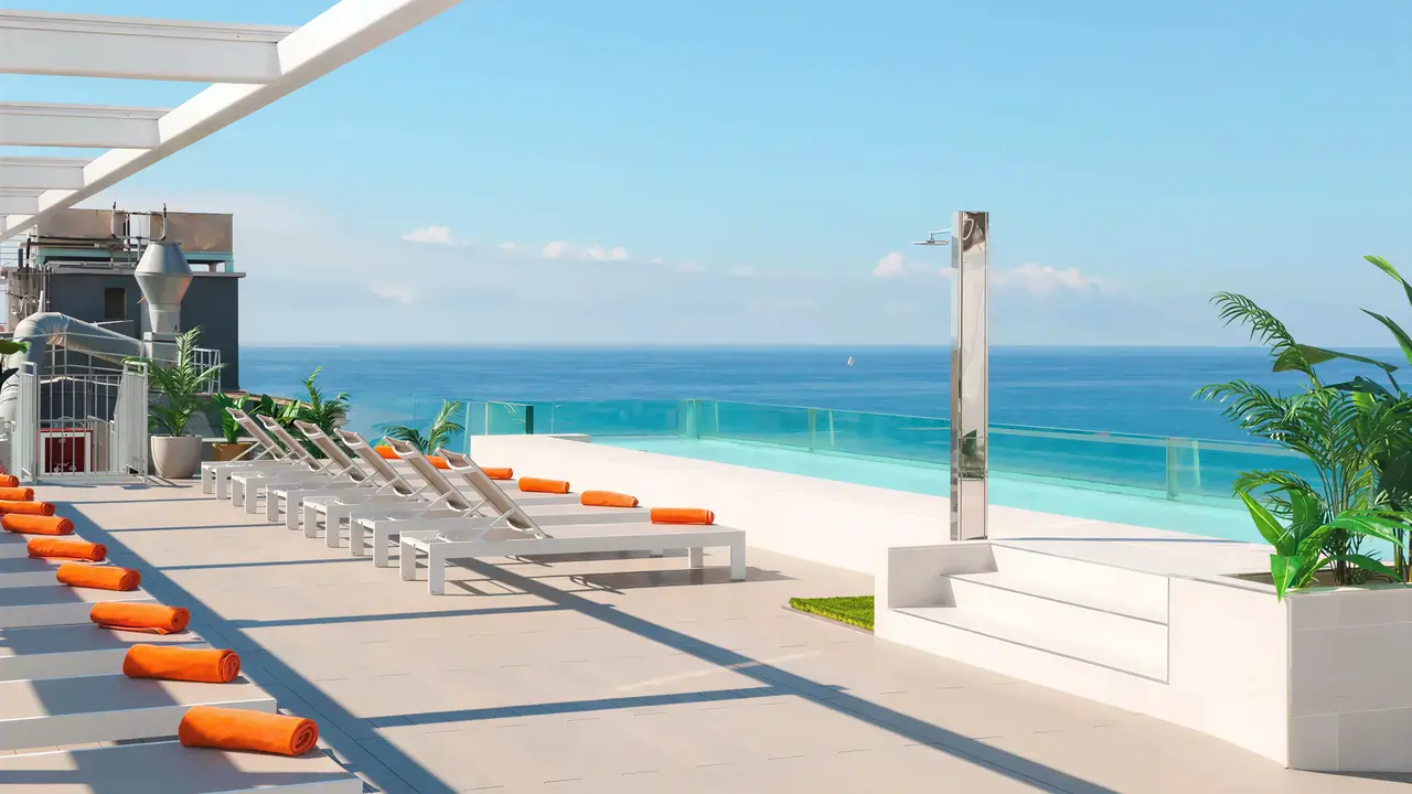 Basen i leżaki w hotelu Kaktus Playa