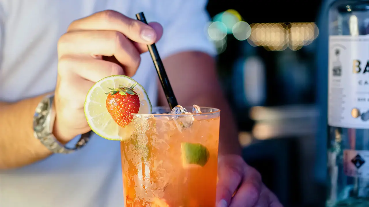 Kolorowy drink w Kaktus Playa