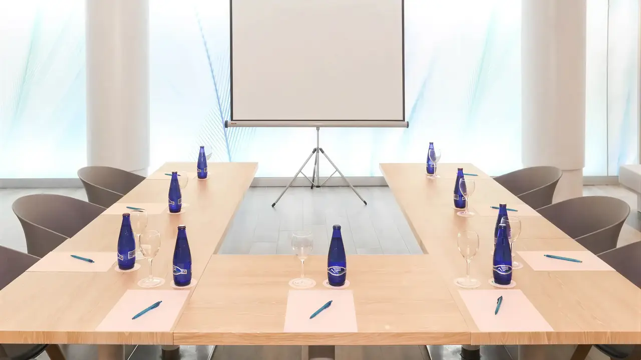 Sala konferencyjna z ekranem w Kaktus Playa