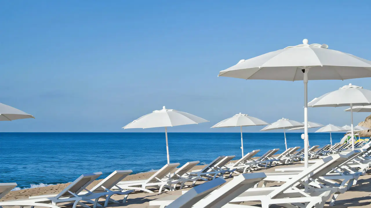 Leżaki i parasole na plaży w Kaktus Playa