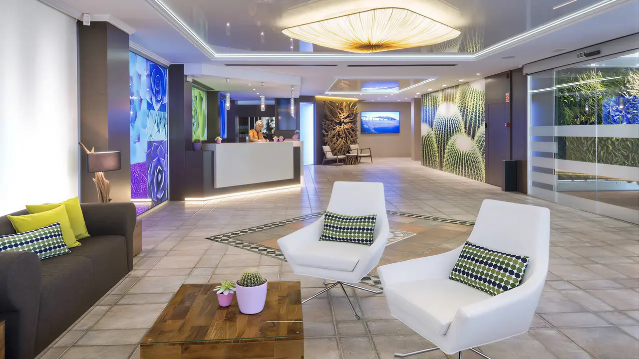 Wnętrze lobby w hotelu Kaktus Playa