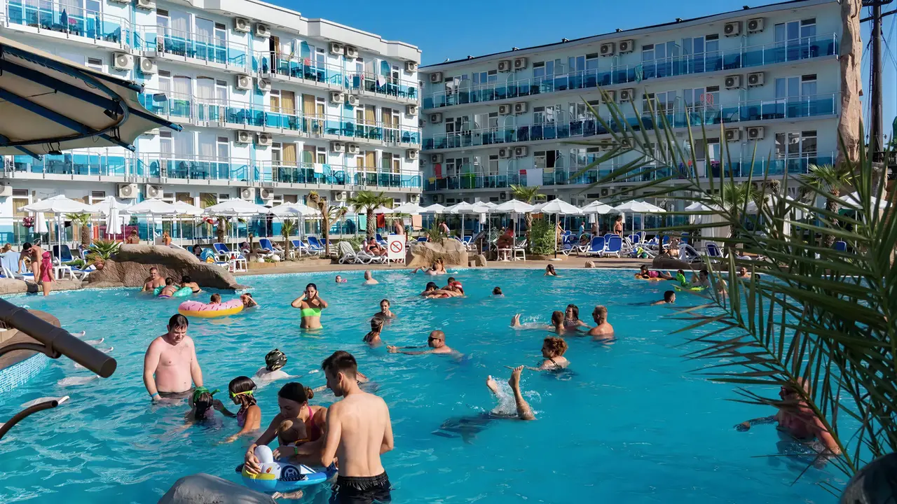 Basen z gośćmi w hotelu Kotva