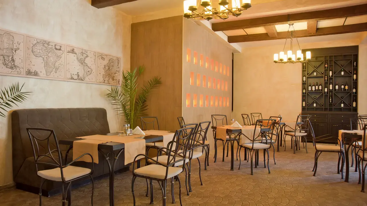 Restauracja w Kotva z ustawionymi stolikami