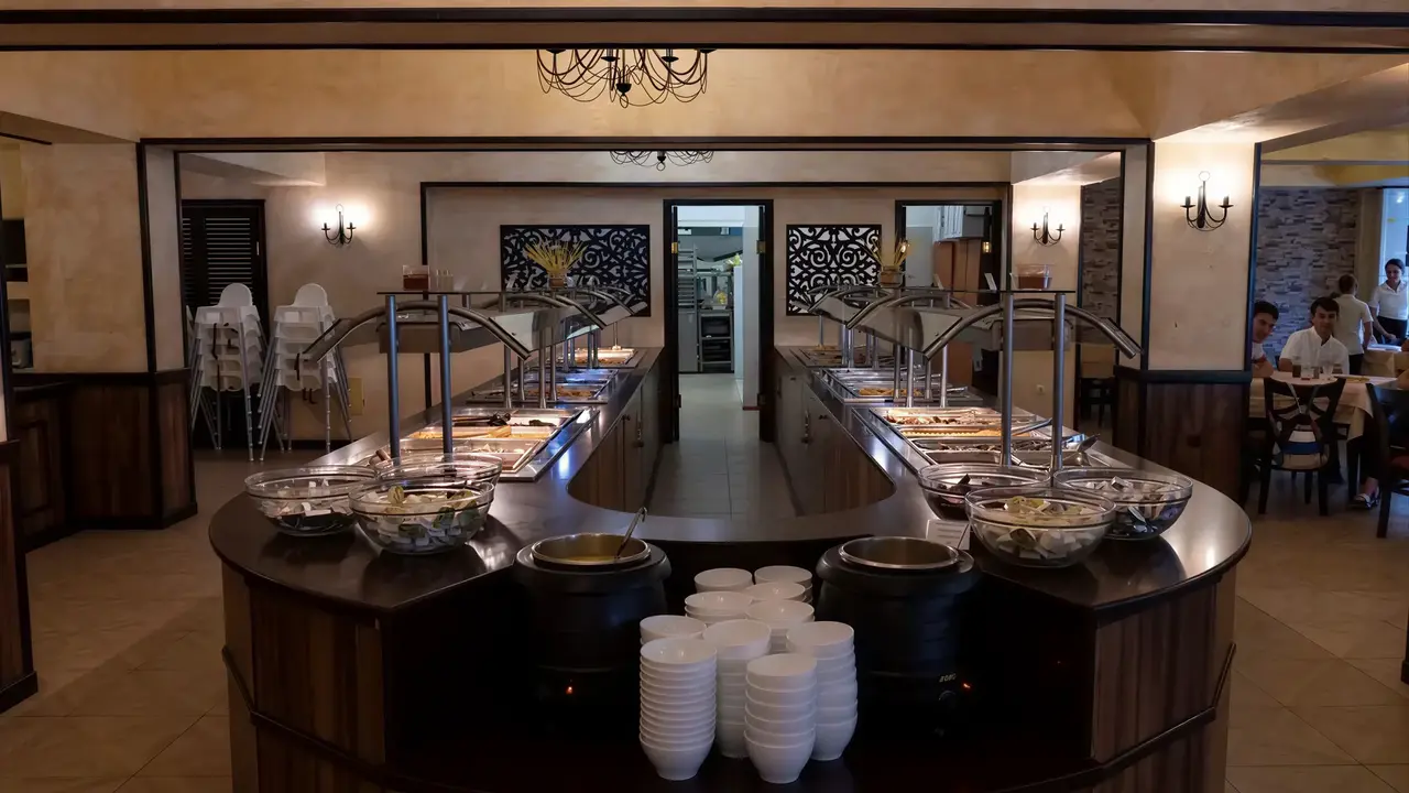 Bufet z jedzeniem w hotelu Kotva