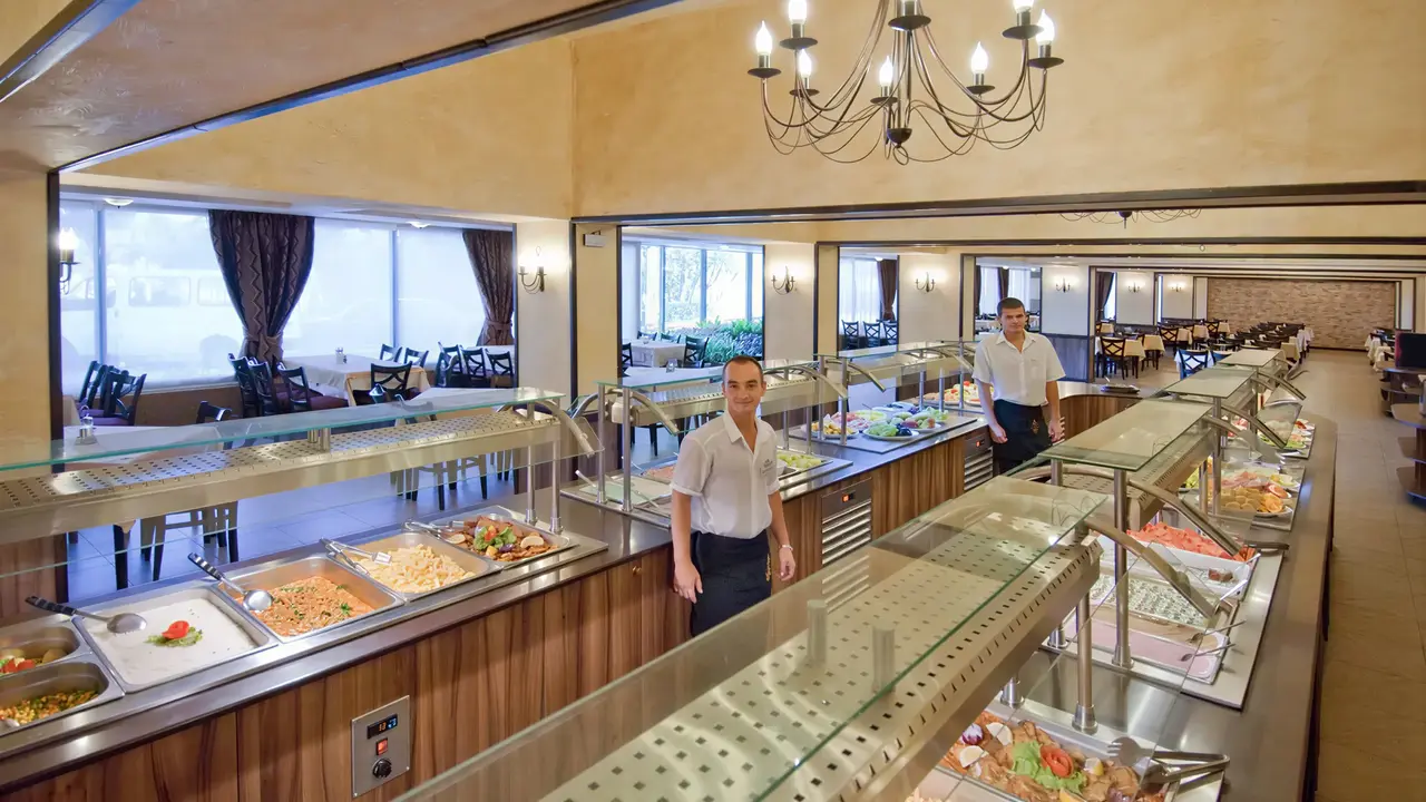 Bufet z jedzeniem w hotelu Kotva