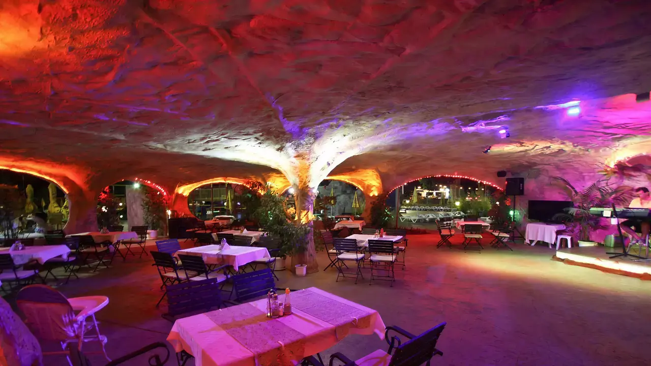 Restauracja w Kotva z kolorowym oświetleniem