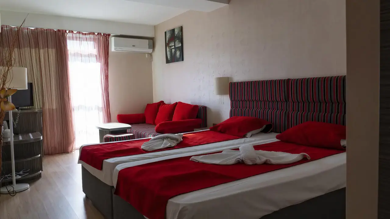 Pokój z czerwonymi łóżkami w Kotva