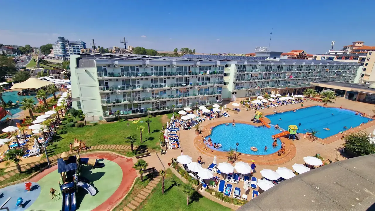 Widok na kompleks hotelowy Kotva z basenami