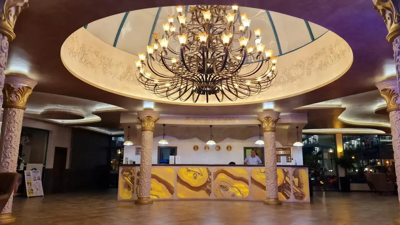Recepcja w hotelu Kotva z dużym żyrandolem