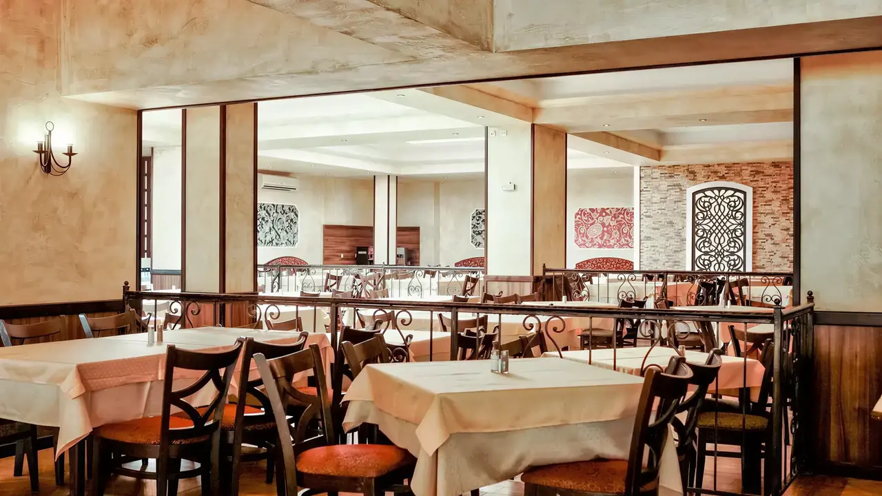 Restauracja w hotelu Kotva z nakrytymi stołami