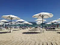 Plaża z białymi parasolami w Kotva