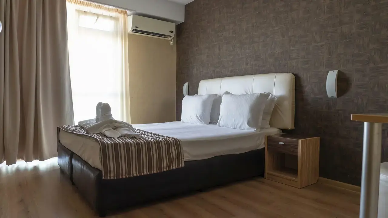 Sypialnia z łóżkiem w hotelu Kotva