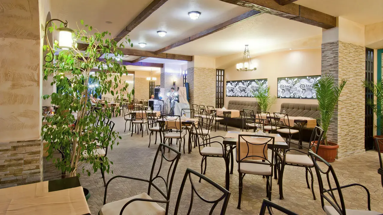 Restauracja w hotelu Kotva z ustawionymi stolikami