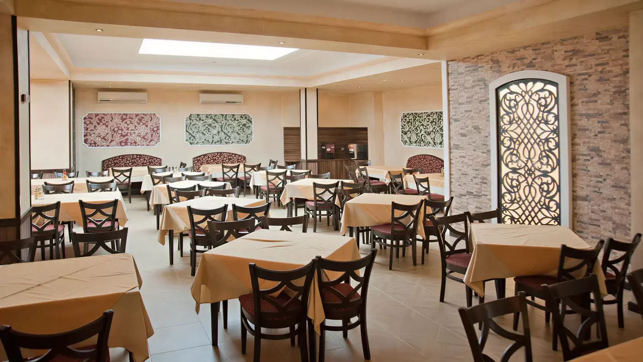 Restauracja w Kotva z ustawionymi stolikami