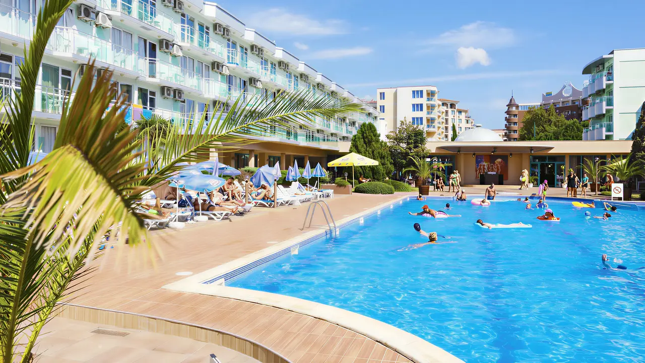 Basen z leżakami w hotelu Kotva