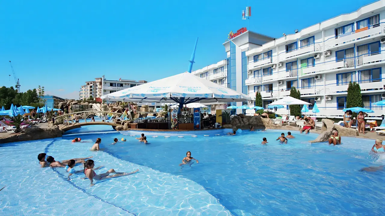 Basen z gośćmi w hotelu Kotva