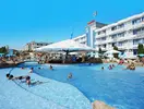 Basen z gośćmi w hotelu Kotva