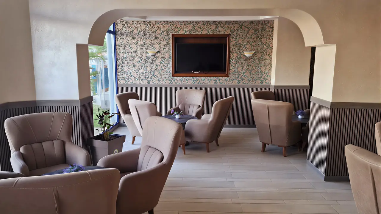 Wnętrze wspólnego salonu z fotelami w Kotva