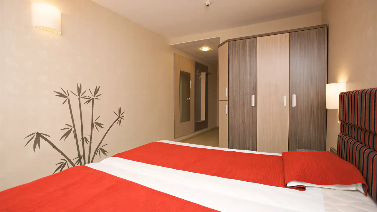 Pokój z łóżkiem w hotelu Kotva