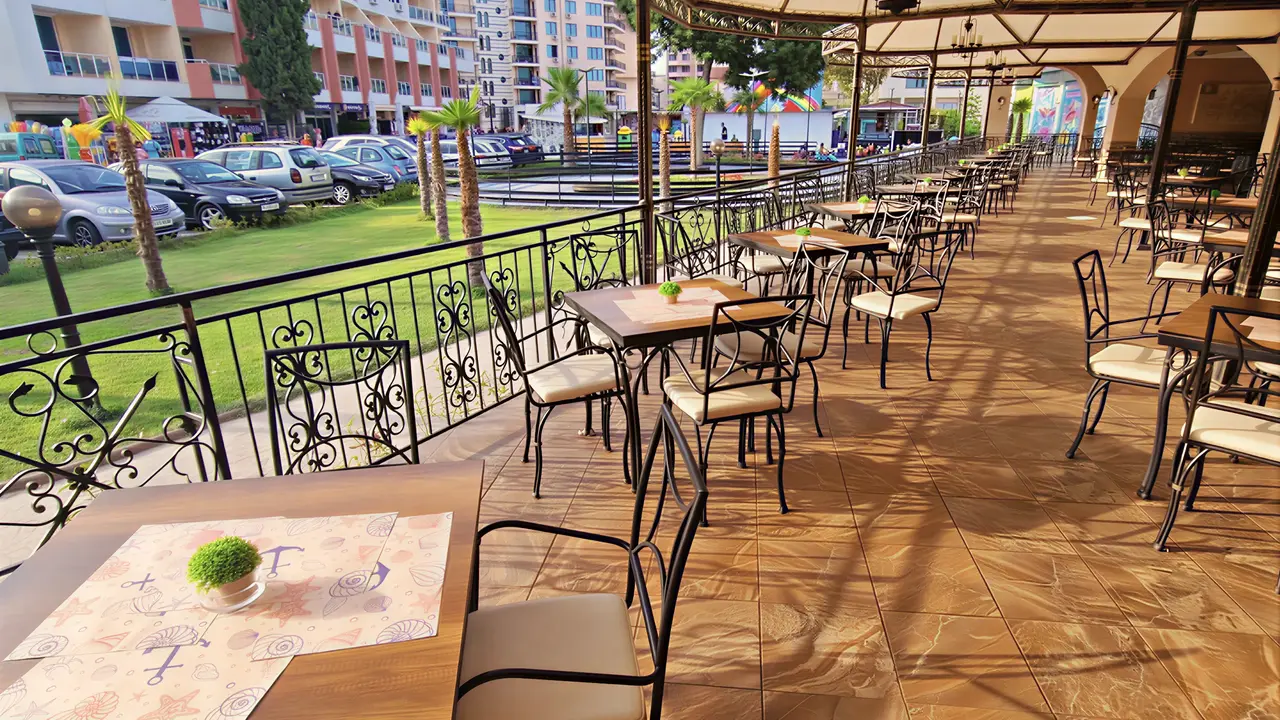 Taras restauracyjny w Kotva z ustawionymi stolikami
