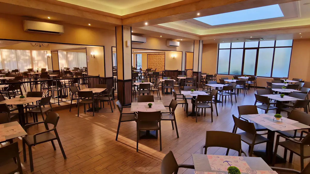 Restauracja w Kotva z ustawionymi stolikami