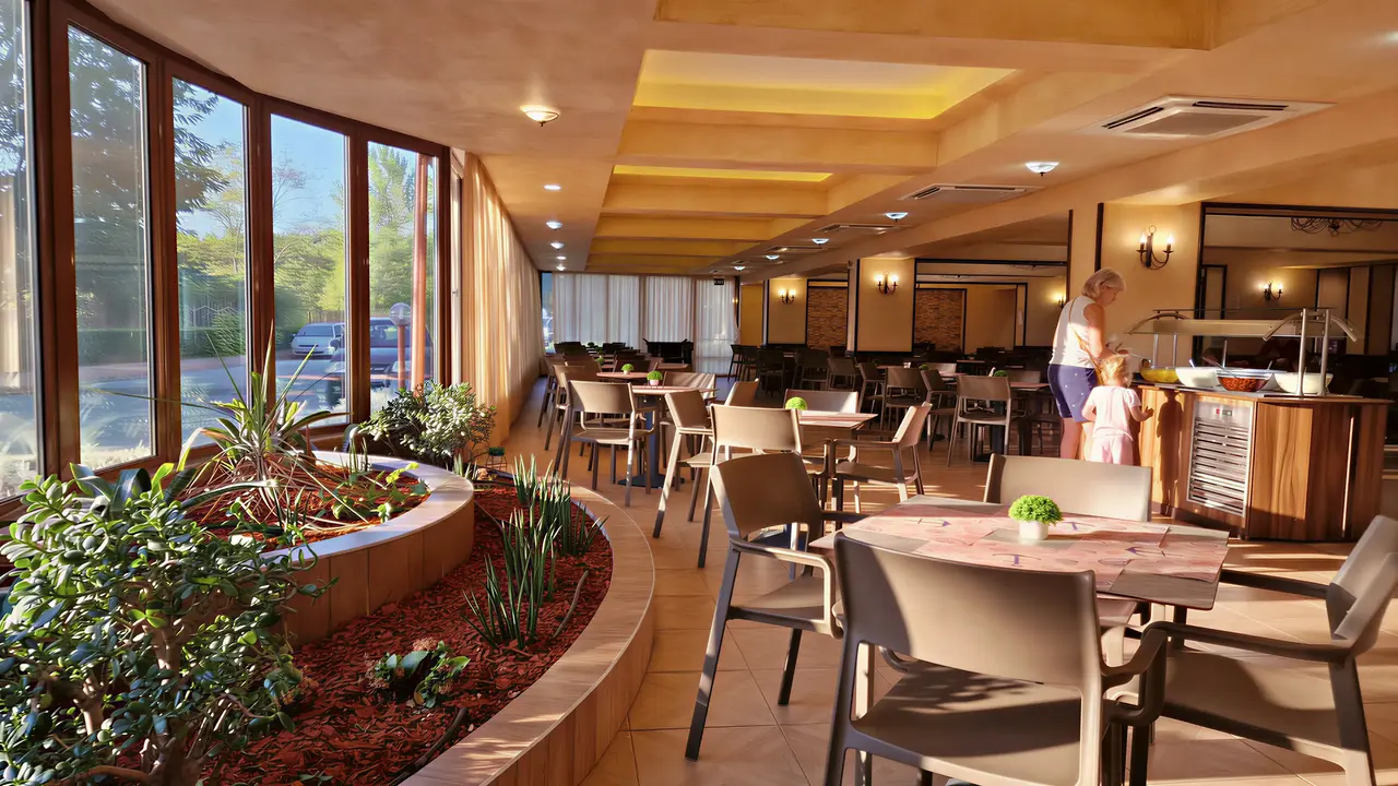Restauracja w hotelu Kotva z ustawionymi stolikami