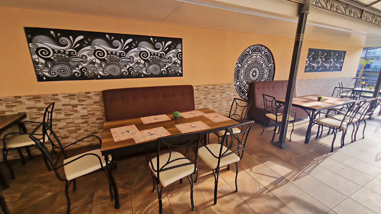 Stolik i krzesła w restauracji Kotva